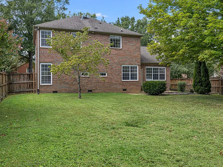 128 Clarendon Cir — Photo 44
