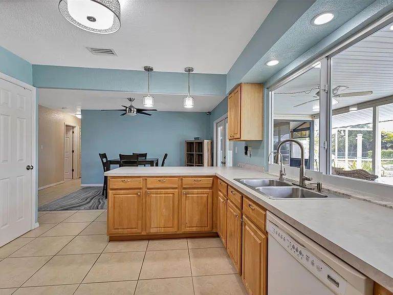 Van Nuys Cir — Photo 6