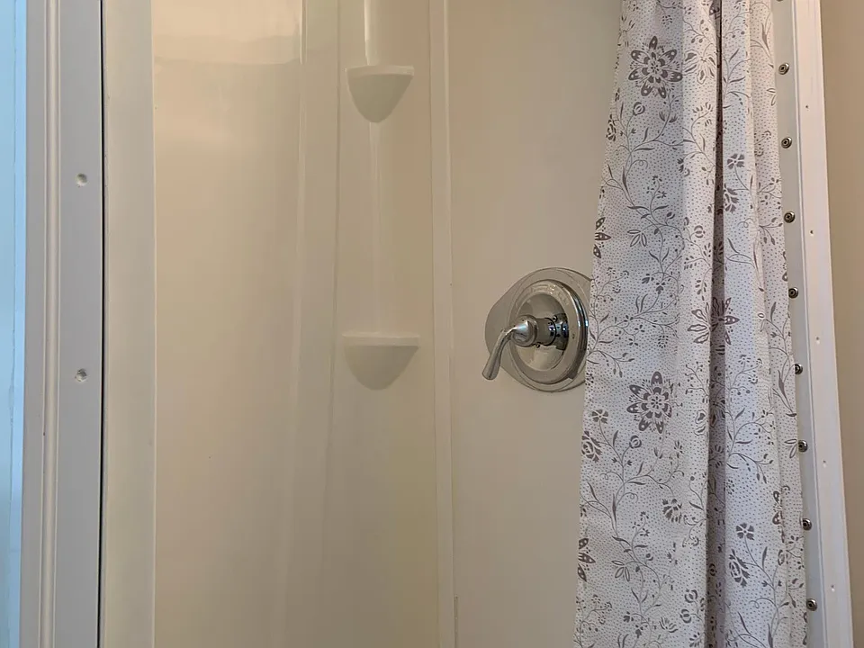 1448B MIDDLETOWN GROUND FLOOR WITH SHOWER, WASHER/DRYER & TOILET JUST OFF OF KITCHEN.