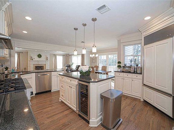 5th image of 329 Woodland Dr