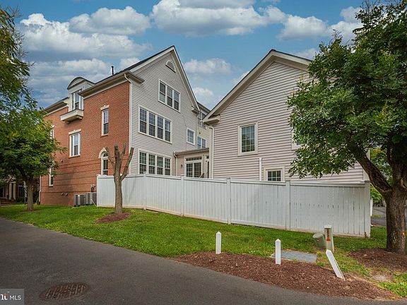 3rd image of 1120 Crestfield Dr