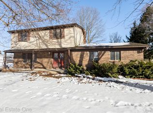 2791 Campbellgate Dr, Waterford, MI 48329