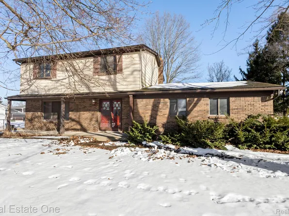 2791 Campbellgate Dr, Waterford, MI 48329