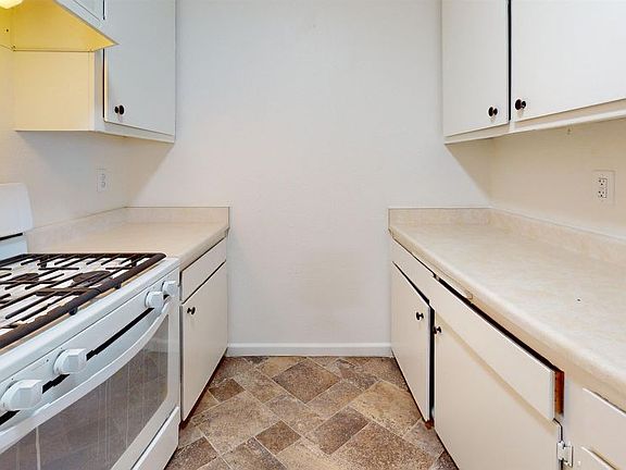 3rd image of 1487 Bradford Way #8