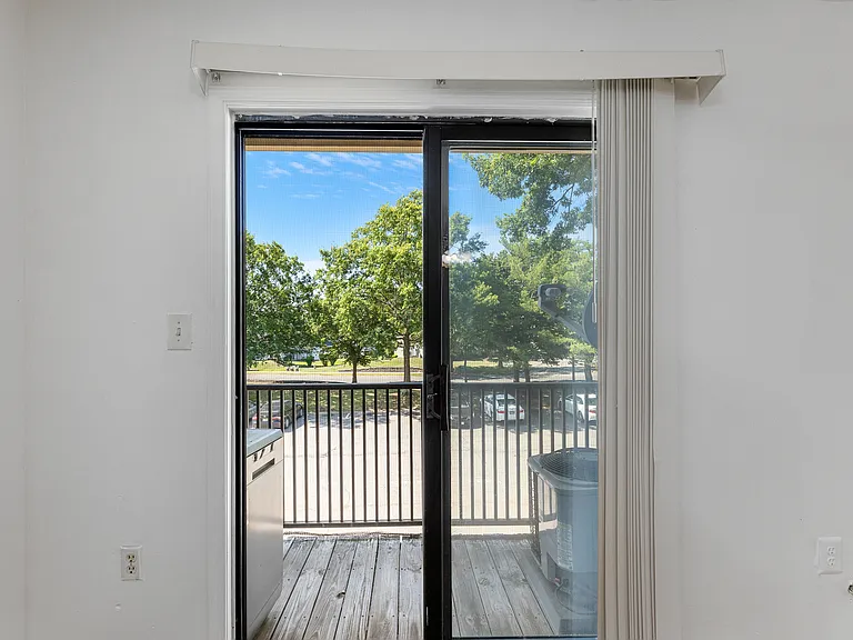 61 Canterbury Ct — Photo 17