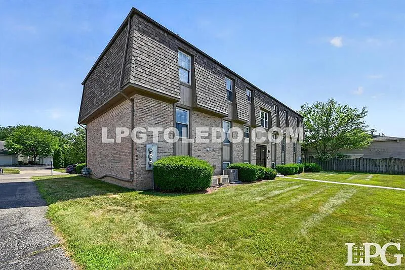 2 bed, 1.0 bath, 900 sqft, $1,200 — Photo 2