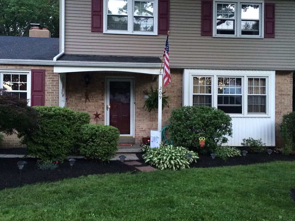 2nd image of 209 Laurel Ln