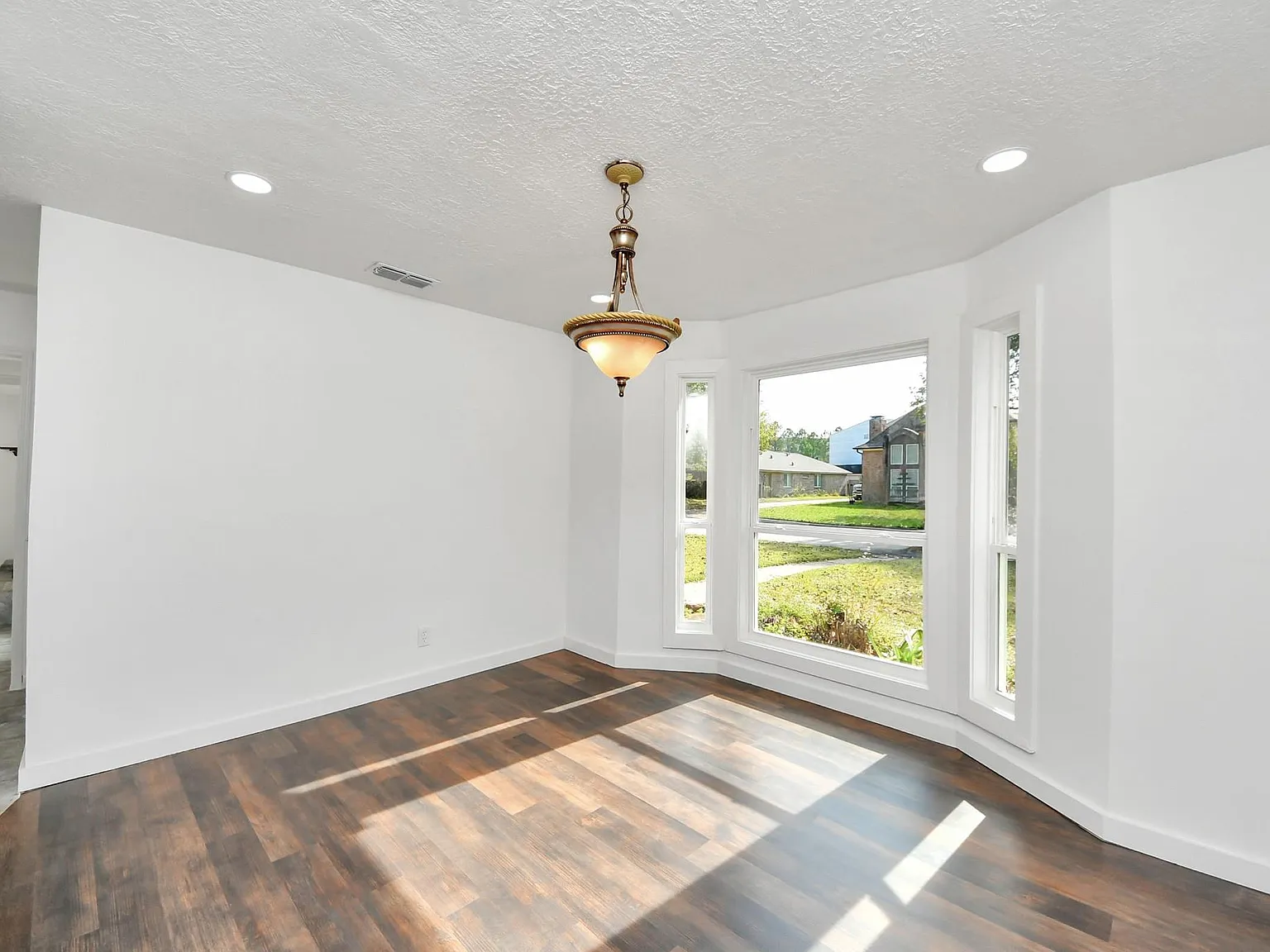 4 bed, 2.5 bath, 2064 sqft, $2,300 — Photo 3