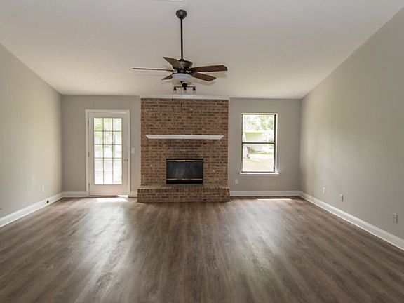 Living Room W/Fire Place
