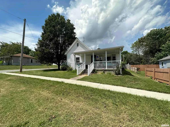 718 Maple St, Carmi, IL 62821