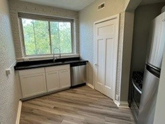 3rd image of 2560 Woodburn Ave APT 8