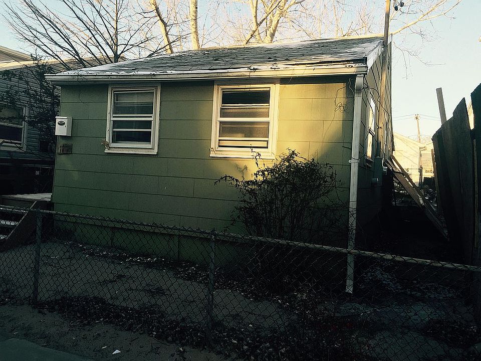 1st image of 118 Bedford Avenue