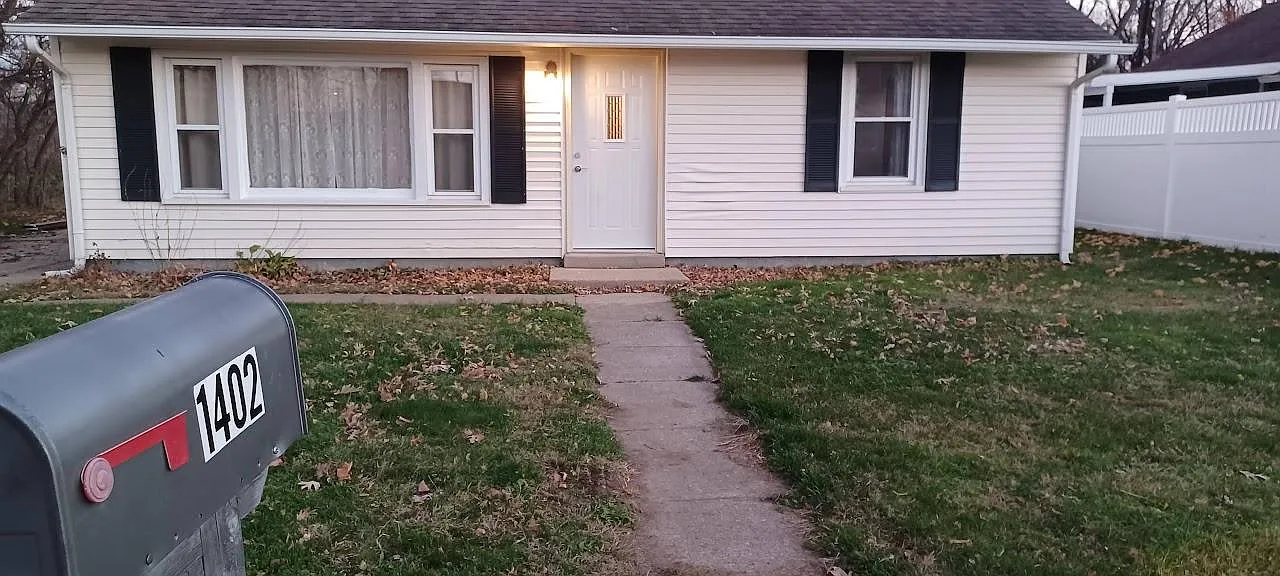 1402 Spruce St photo 1