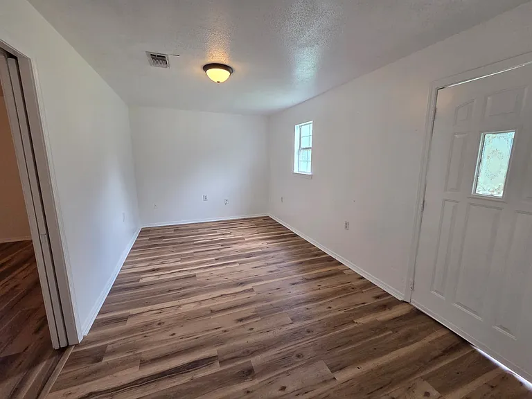 5019 East St — Photo 2