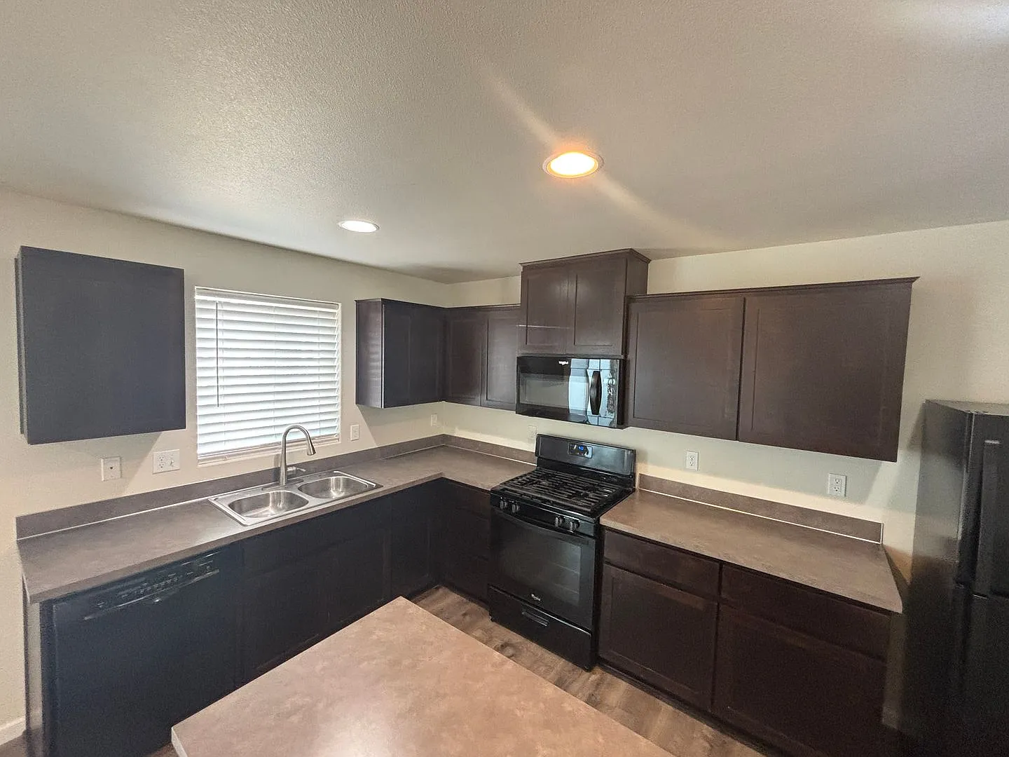 Four Bedrooms! Fenced yard , close to parks and shops, Two car garage — Photo 4