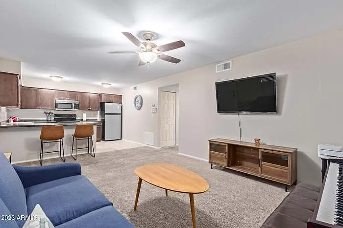 1014 E Spence Ave — Photo 2