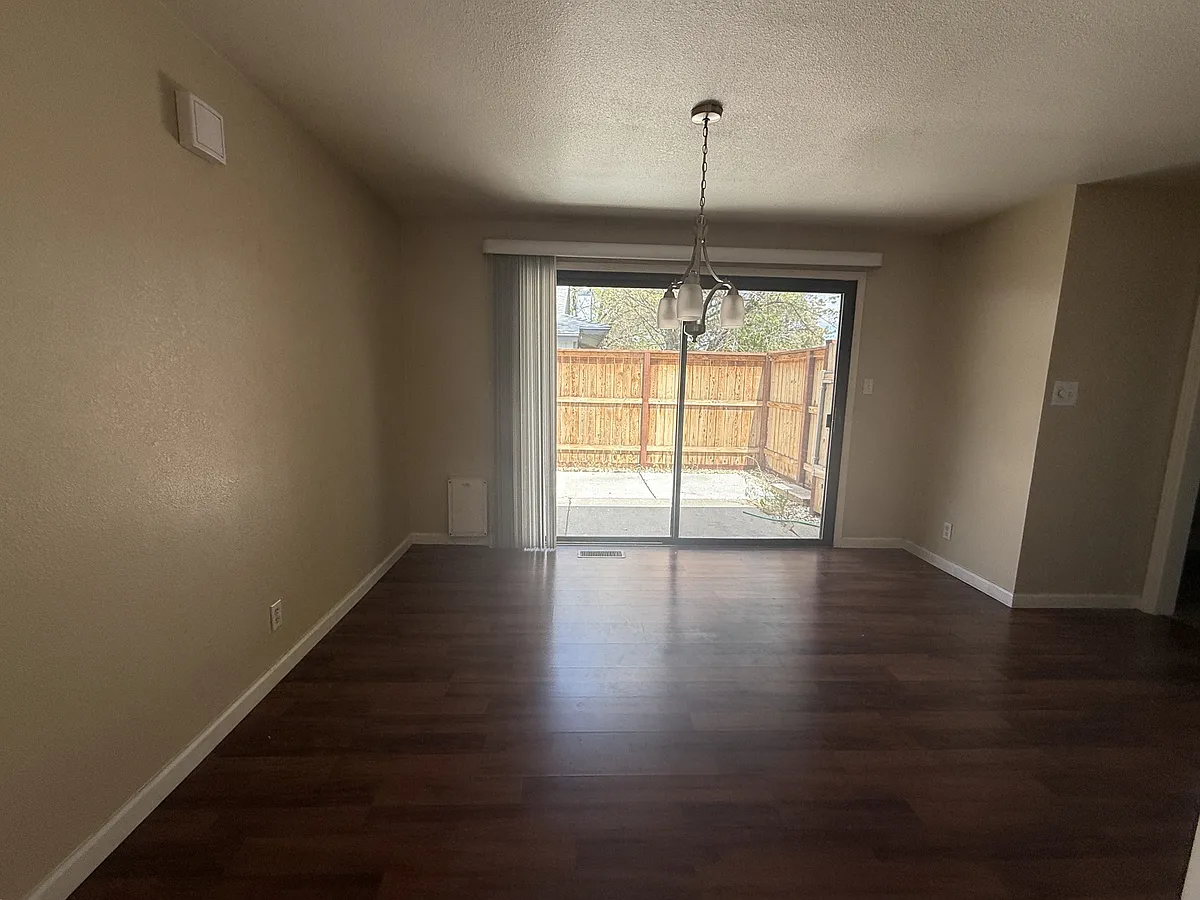 Building Photo - 952 Ridgewood Dr #1