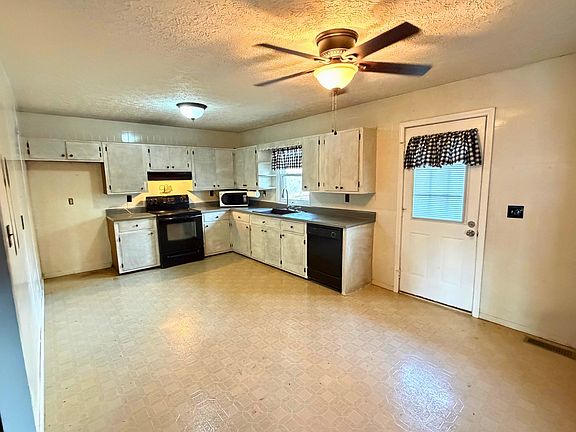 4th image of 160 Allen Rd