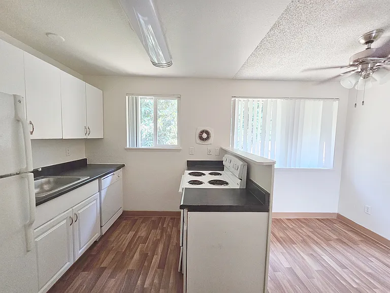 Riverside Villa — Photo 26