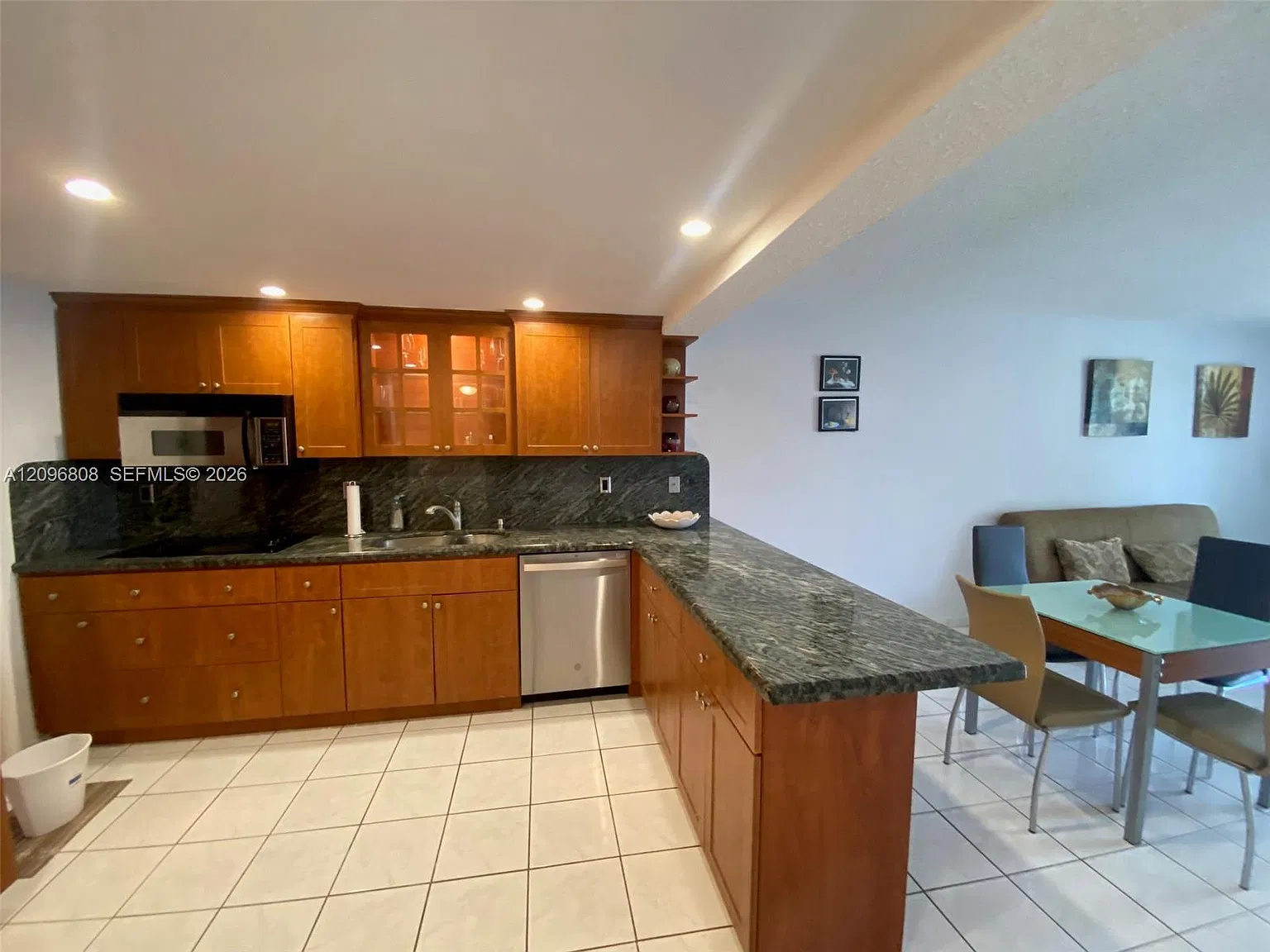 Imperial Towers Condo — Photo 3
