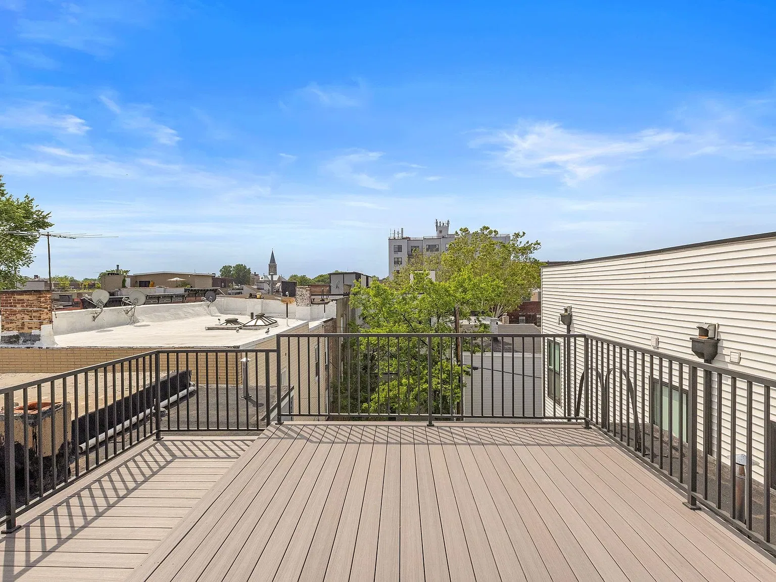 3 bed, 2.0 bath, 900 sqft, $3,700 — Photo 2