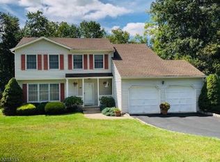10 Terry Pl, Oak Ridge, NJ 07438