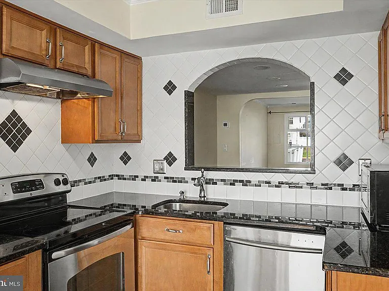 2282 Suzann Dr — Photo 15