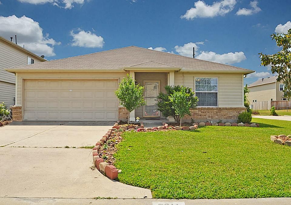 Welcome home! Yaupon Ranch is a great family neighborhood and this 4 bedroom/ 2 bath house is ready 