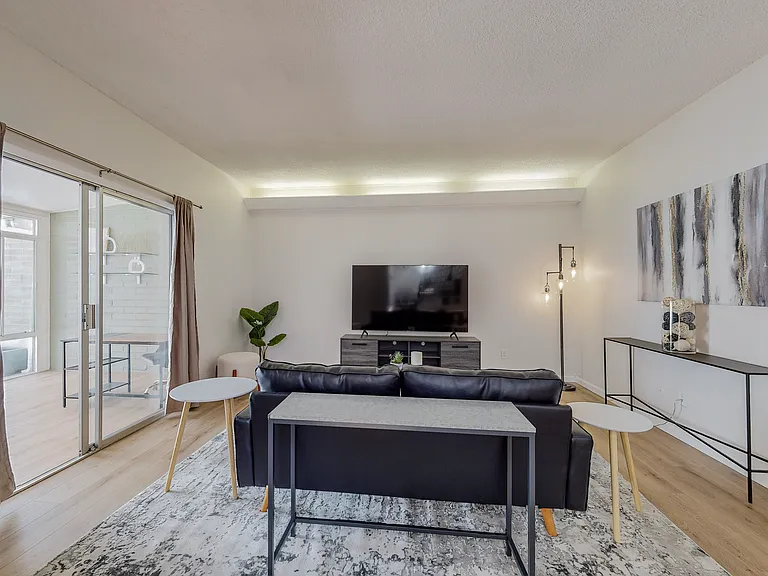 Remodeled / Fully Loaded / Furnished 2 Bed / 2 Bath in Uptown — Photo 10