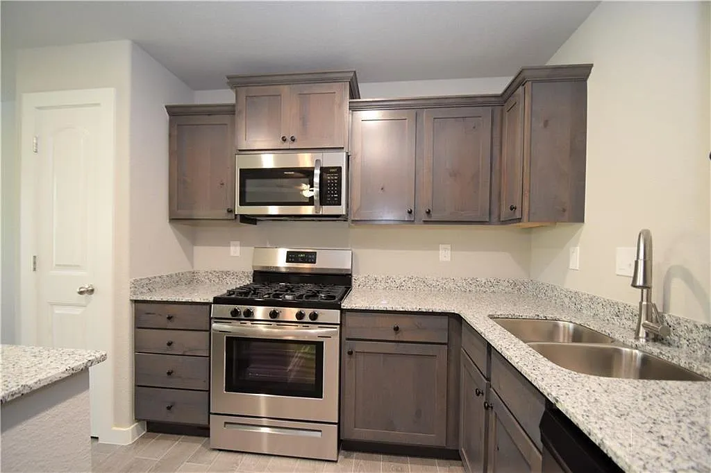 3 bed, 1300 sqft, $1,550 — Photo 4