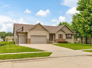 7343 Dusk Dr, Johnston, IA 50131