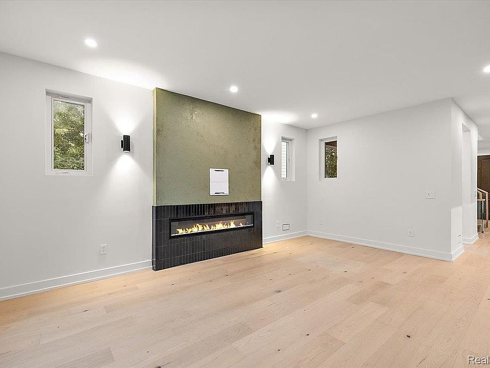 673 E Forteen Mile Rd, photo 18