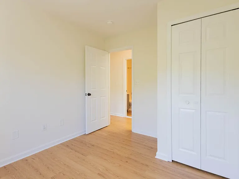 405 Lakeview Ct — Photo 23