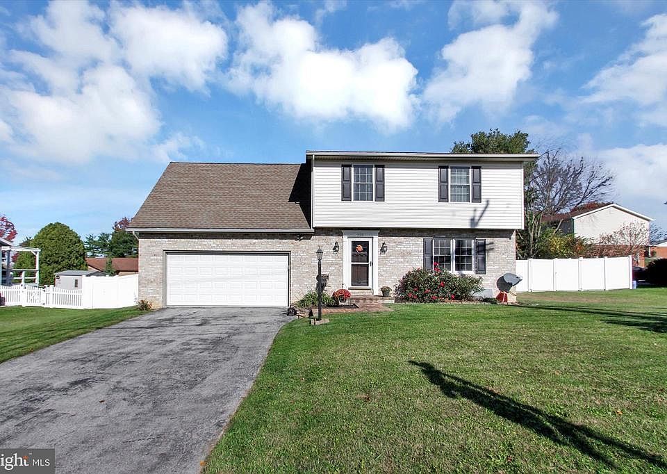 1st image of 225 Clover Ln