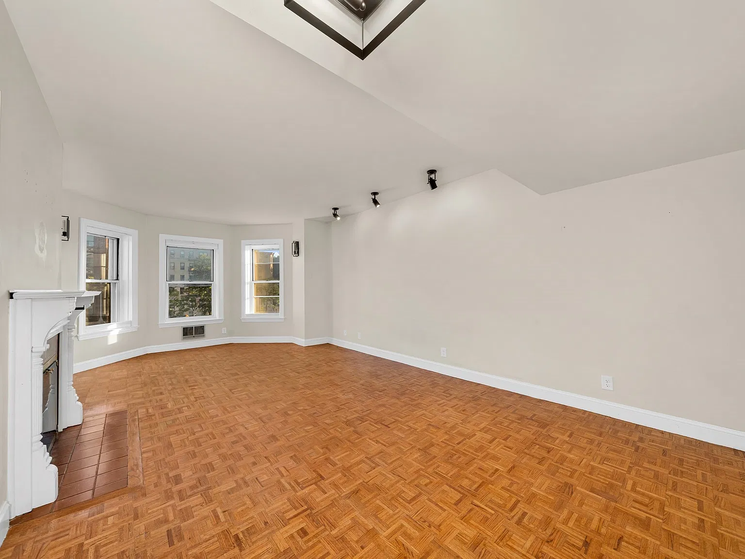 1 bed, 1.5 bath, 767 sqft, $4,000 — Photo 4