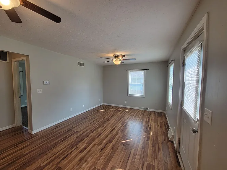 404 E Poplar St — Photo 2