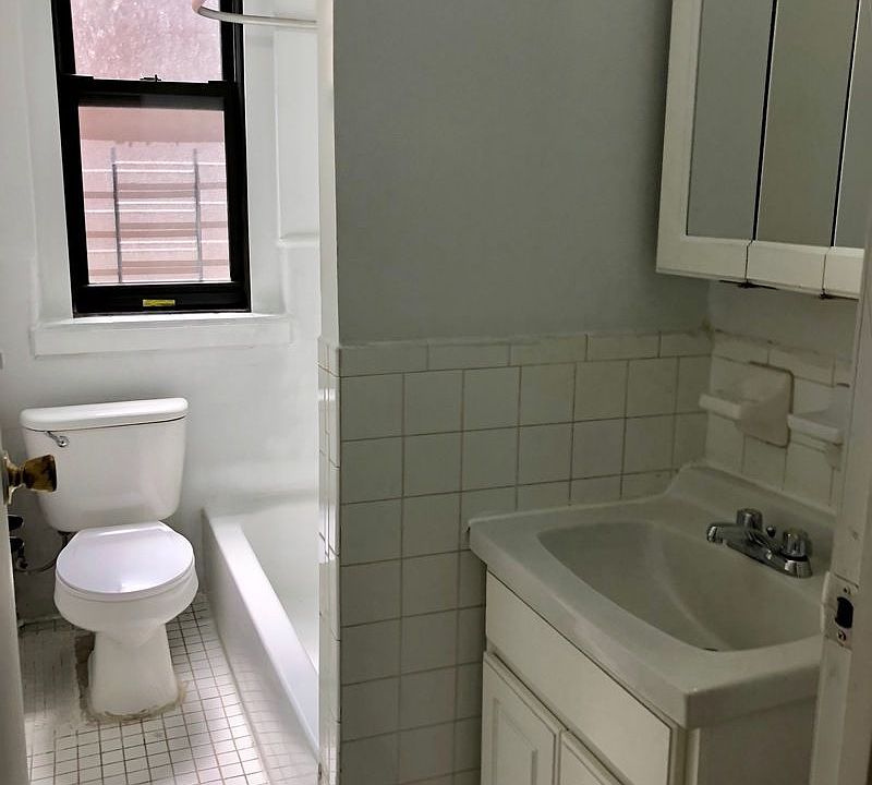 2nd image of 7 Broadway Ter APT 3D