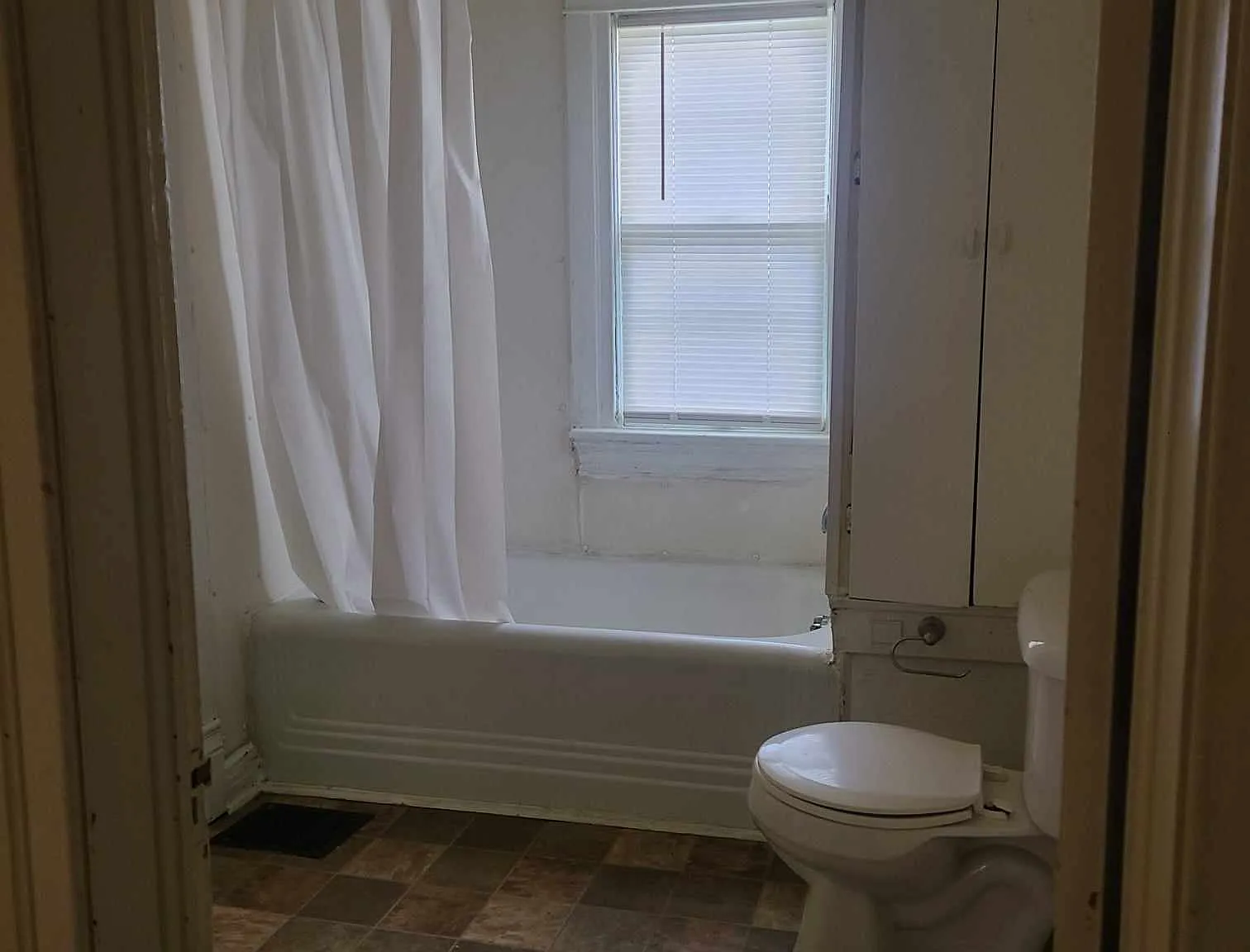 815 Randolph St - 815 1/2 — Photo 3
