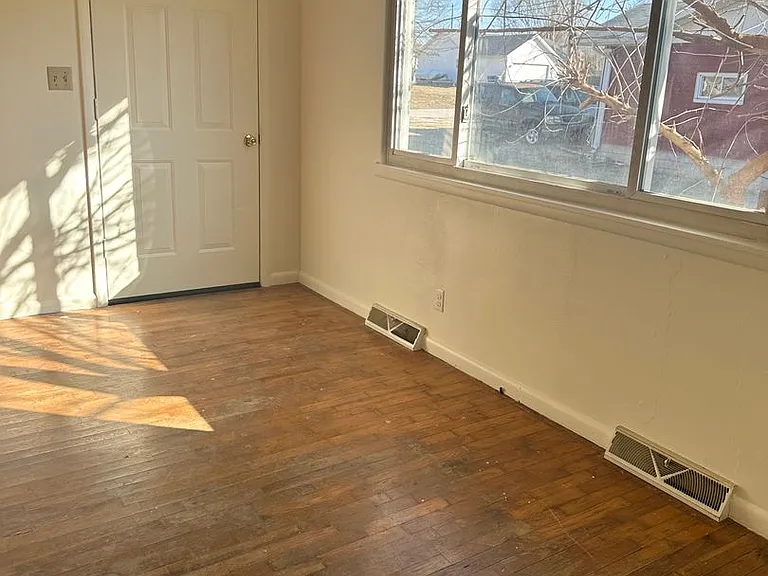 302 E New Melville Rd — Photo 3