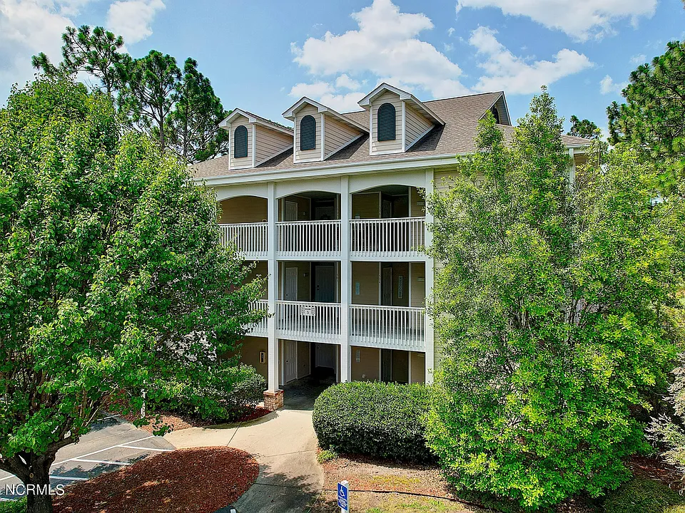 3350 Club Villas Dr #203
