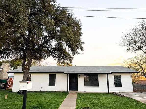 909 E Sarah St, Cuero, TX 77954