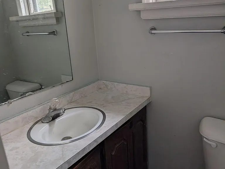 604 Middlebury St — Photo 4