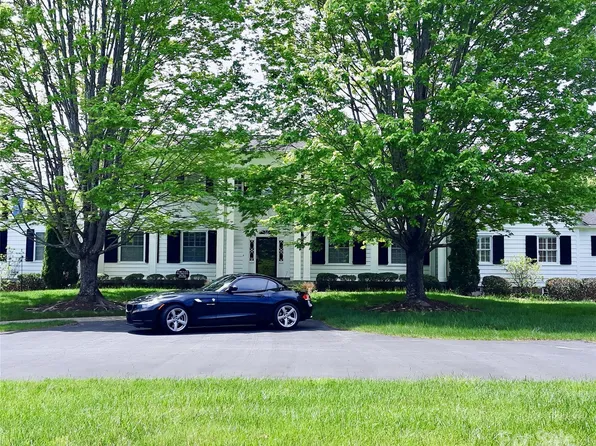 58 Towne Place Dr, Hendersonville, NC 28792