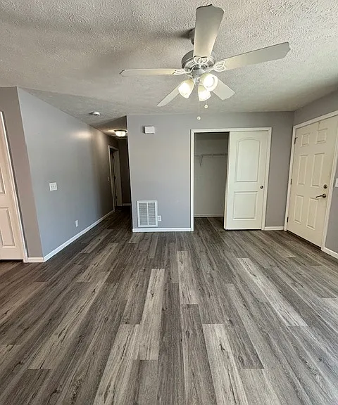 911 N Riverside Dr — Photo 19
