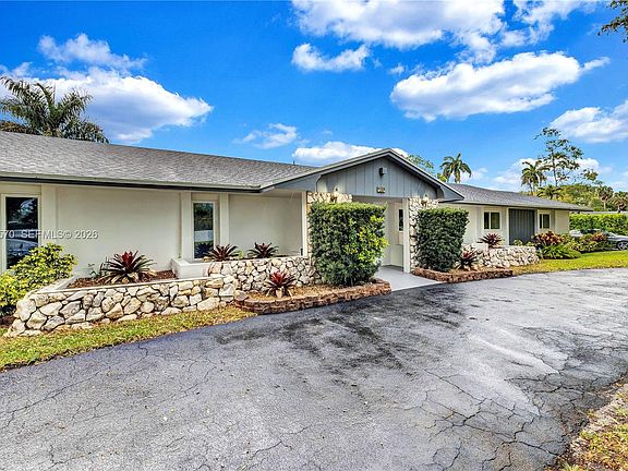 2nd image of 3211 Calle Largo Dr