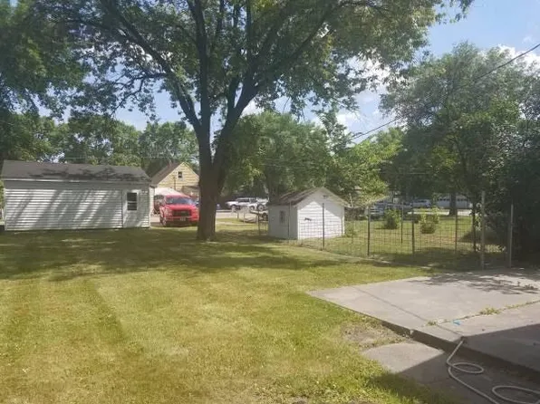 821 S 12th St, Grand Forks, ND 58201