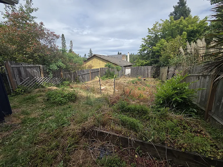 3935 Oak St — Photo 4