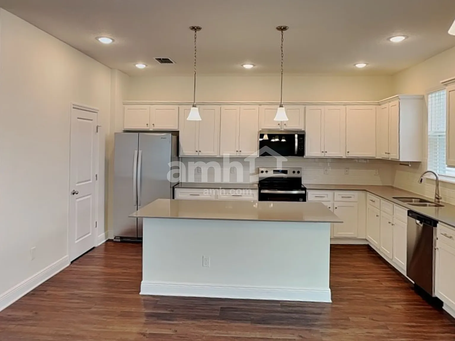 4 bed, 2.5 bath, 2449 sqft, $2,780 — Photo 4