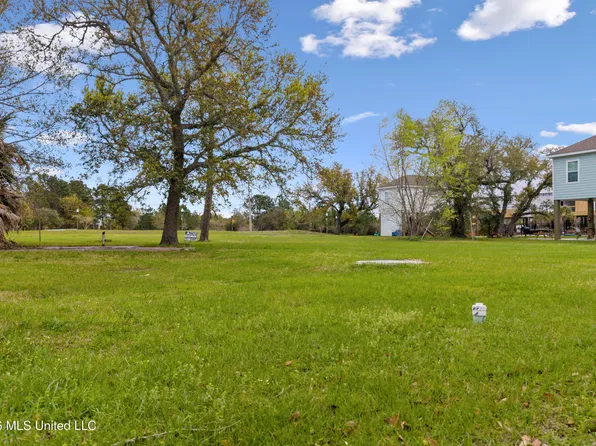 206 Saint Joseph St, Waveland, MS 39576