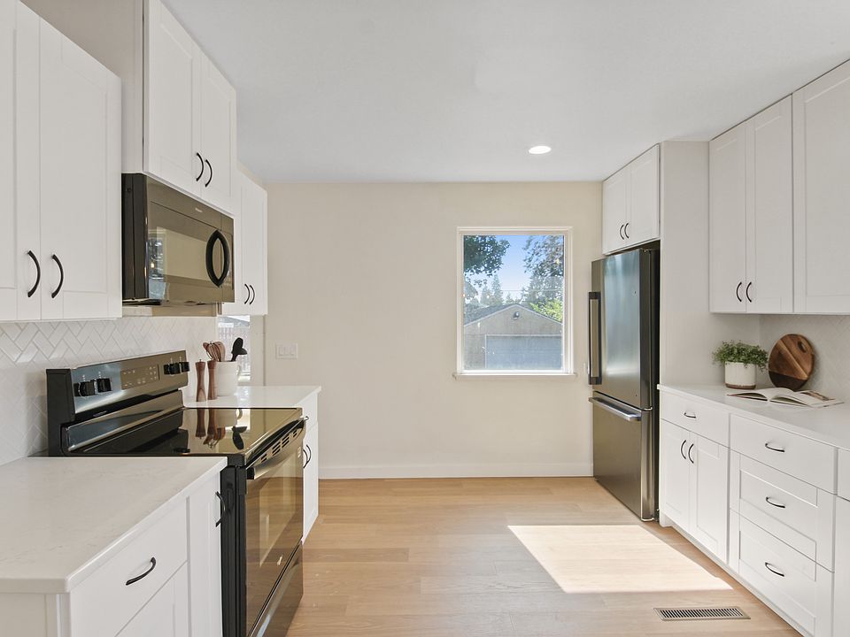 1st image of 2917 W Heroy Ave